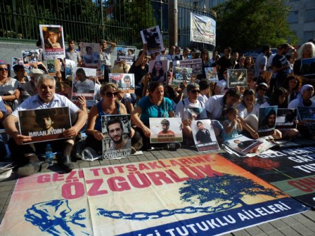 istanbul-gezi-tutsak-aileleri-eylem-10-08-13--002-AA