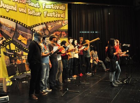 genclik festivalinde direnis enternasyonaldir mesaji