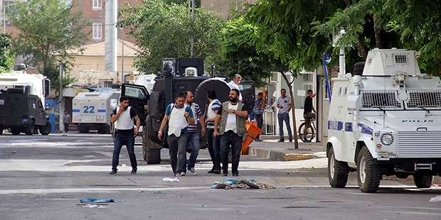 page diyarbakirda buyuk provokasyon valilige gore 2 reuterse gore 4 olu 643542011