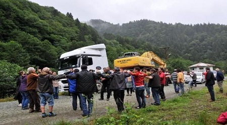 İş makineleri halk tarafından yine durduruldu