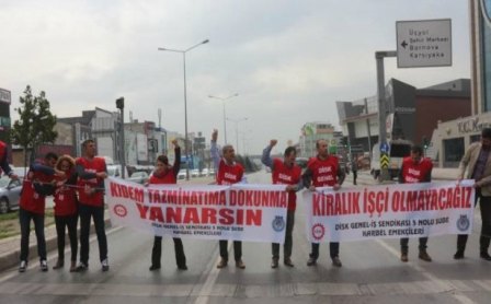 İşçiler yolu trafiğe kapatarak eylem gerçekleştirdi