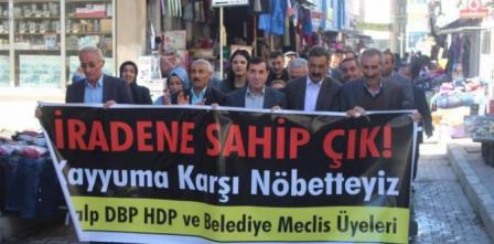 Kayyumlar ve yayınların karartılması yürüyüşle protesto edildi