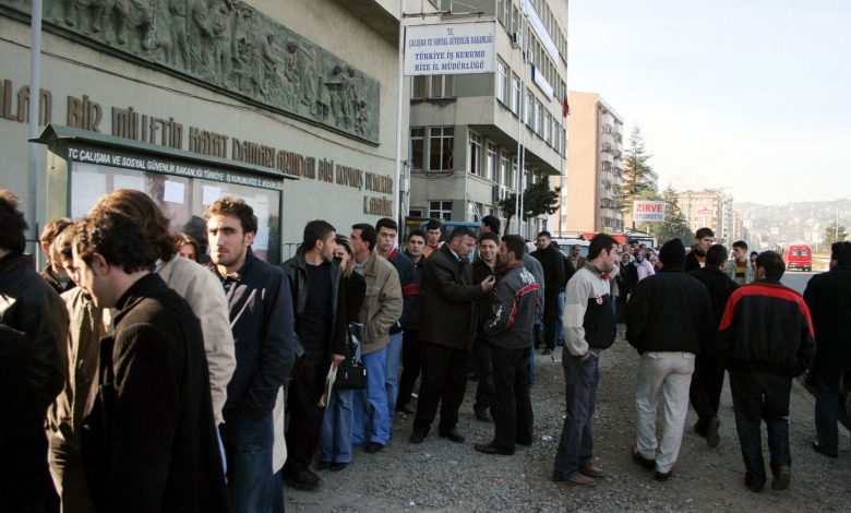 Nisan ayında işsizlik yüzde 12 artarak 105 oldu